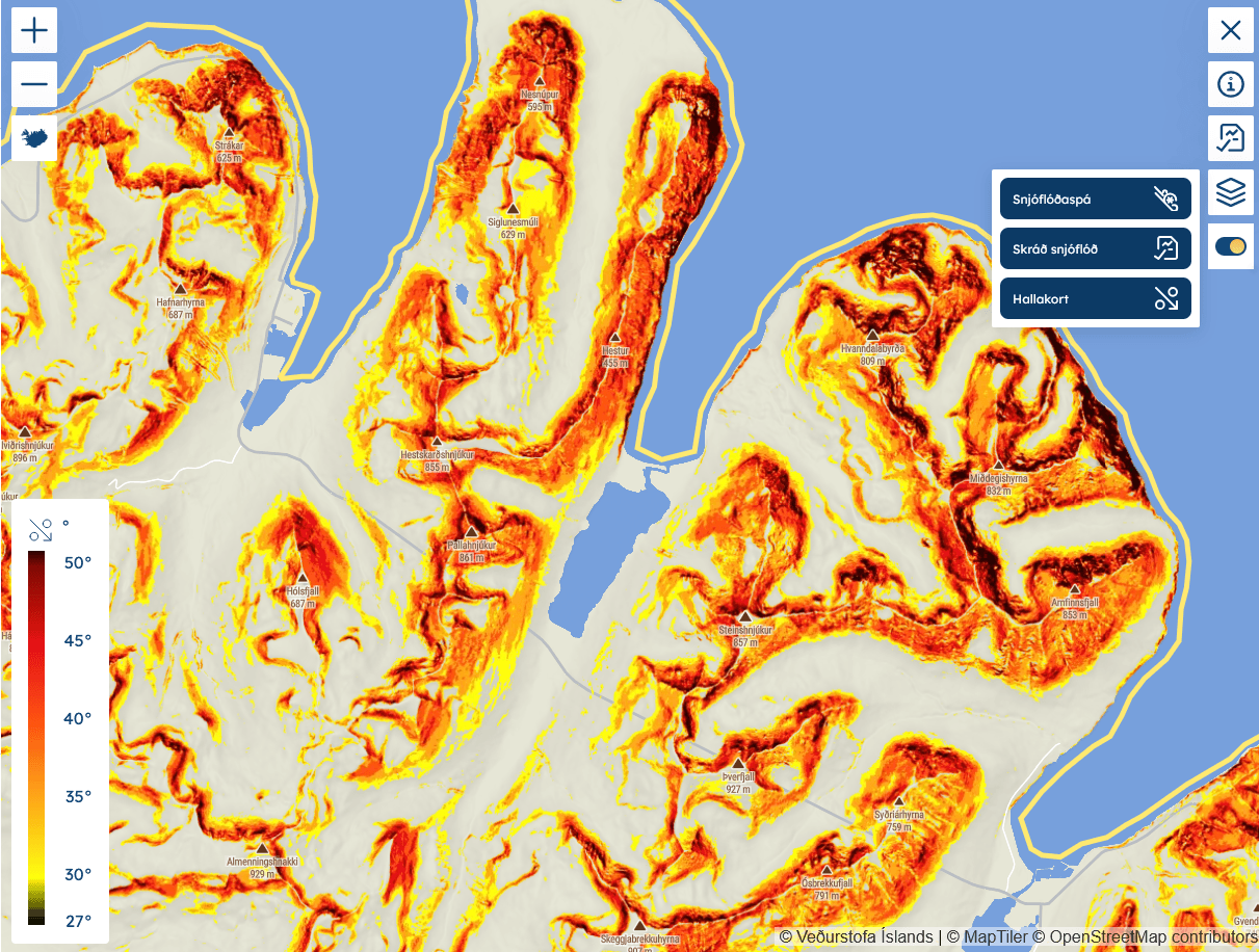 Hallakort á norðanverðum Tröllaskaga þar sem litaskali sýnir landhalla. Rauðir og appelsínugulir litir merkja brattari svæði yfir 30 gráður. Á kortinu má sjá fjöll og dali á borð við Hóladal, Staðartungu, Staðarbjargará og nærliggjandi tindar. Valmynd til hægri sýnir val á þekjum, þar á meðal snjóflóðaspá, skráð snjóflóð og hallakort. Litaskali vinstra megin sýnir halla í gráðum frá 27 til 50.