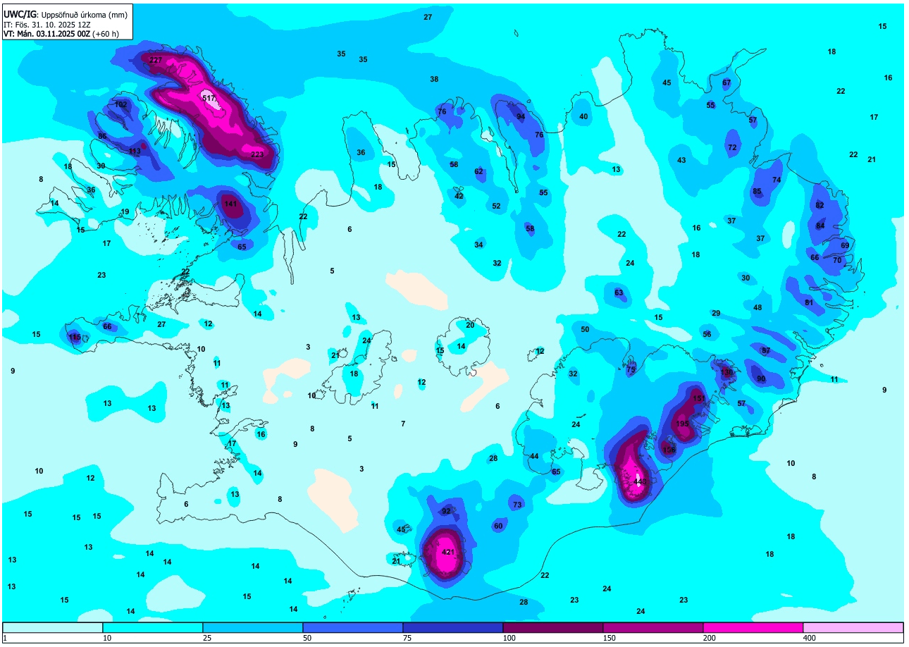 Kort sem sýnir spá um uppsafnaða úrkomu frá hádegi föstudags til miðnættis mánudags. Mestu úrkomu er spáð á Ströndum, Norðurlandi, Austfjörðum og Suðausturlandi, með minni úrkomu á öðrum svæðum landsins. Litaskali á kortinu sýnir aukningu úrkomu frá lágum gildum til mjög mikilla. Gögn eru úr UWC-IG spálíkani.